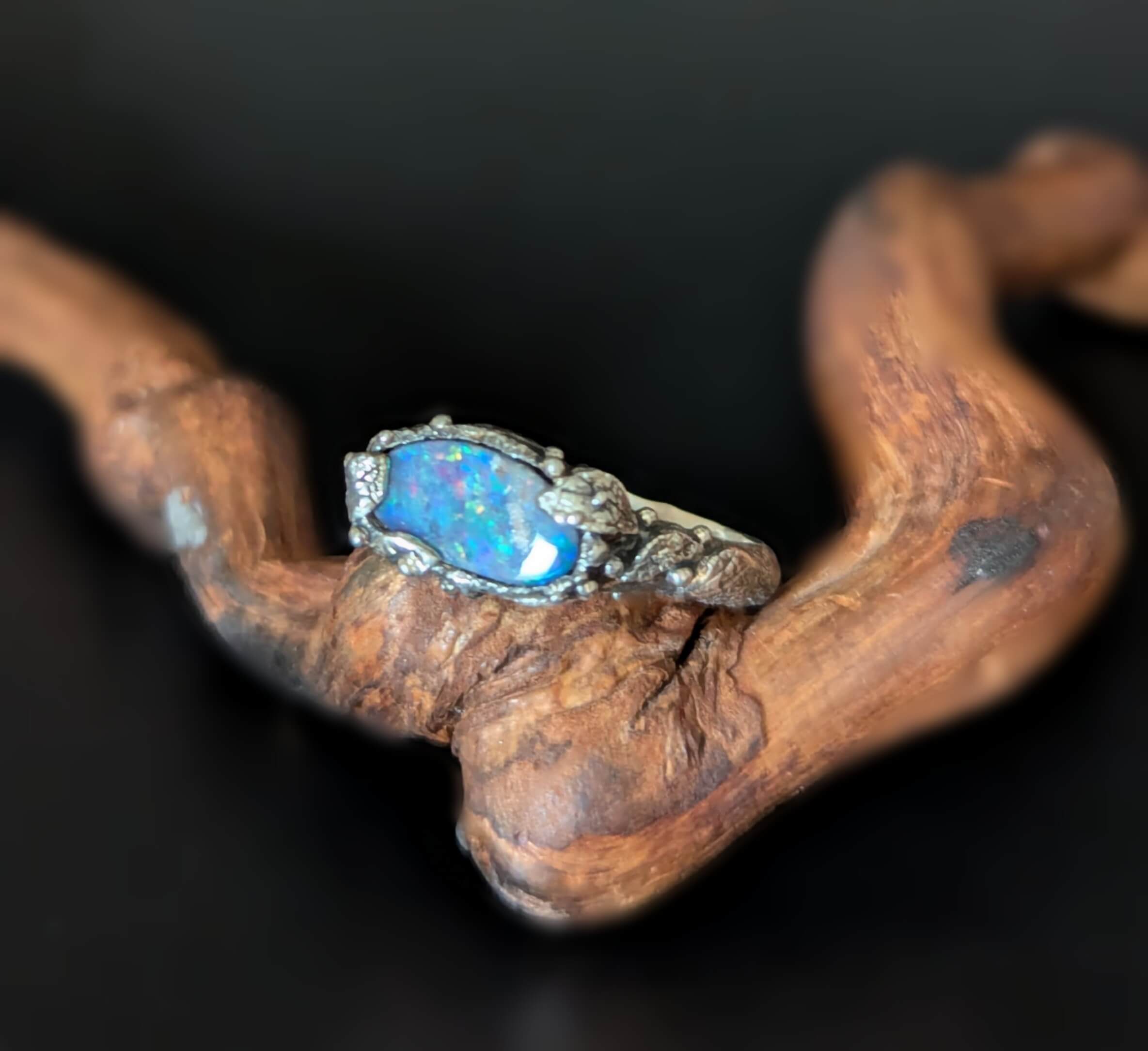 Žiedas su opalu "Dangaus blyksnis"