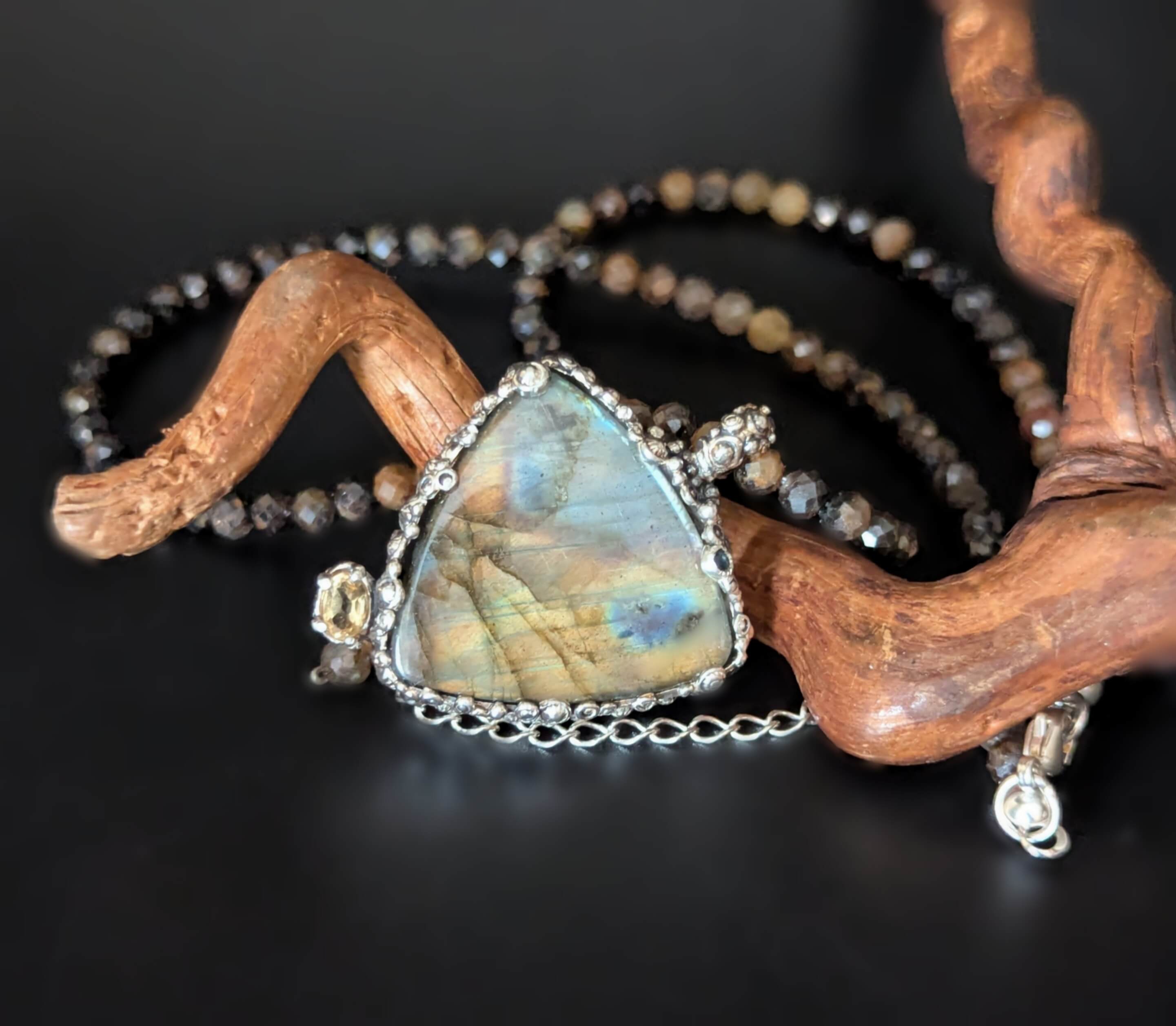 Vėrinys su labradoritu ir korundais "Šiltas švytėjimas"