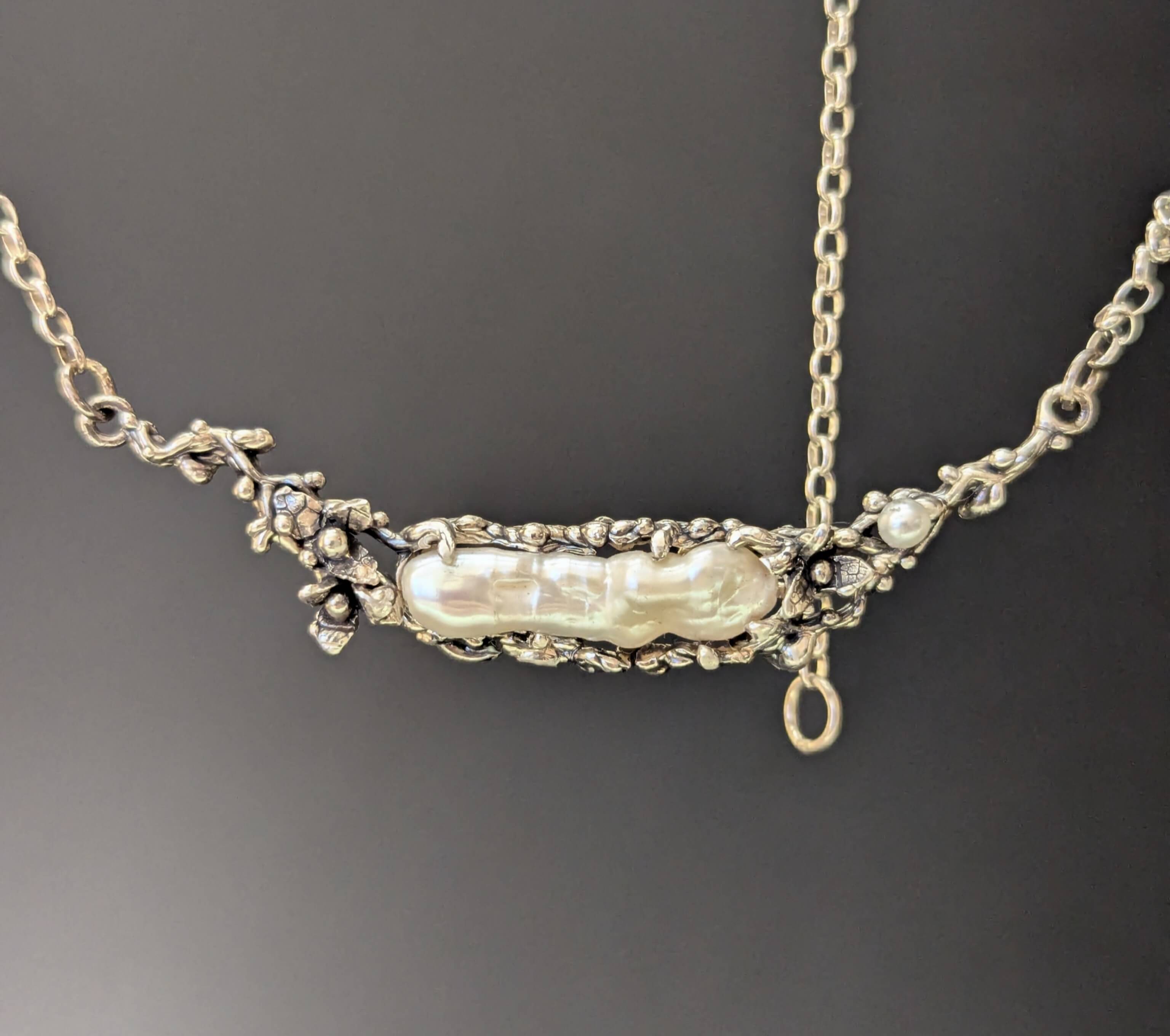 Smulkus sidabrinis vėrinys su perlais "Sniego tyla"