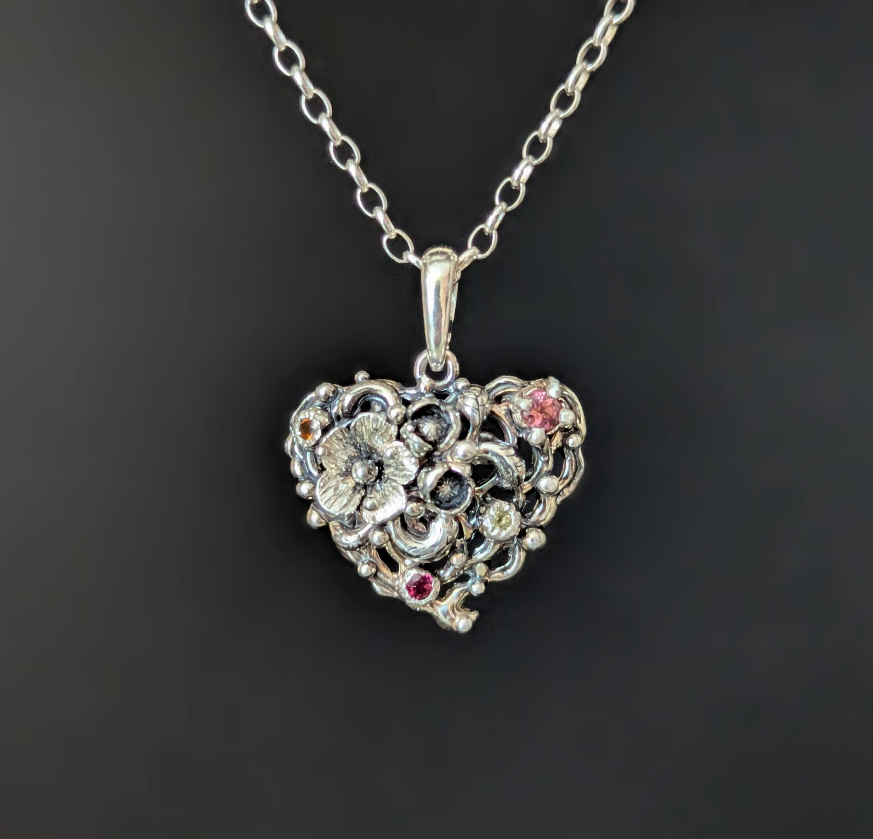 Sidabrinis pakabukas "Spalvota širdelė"