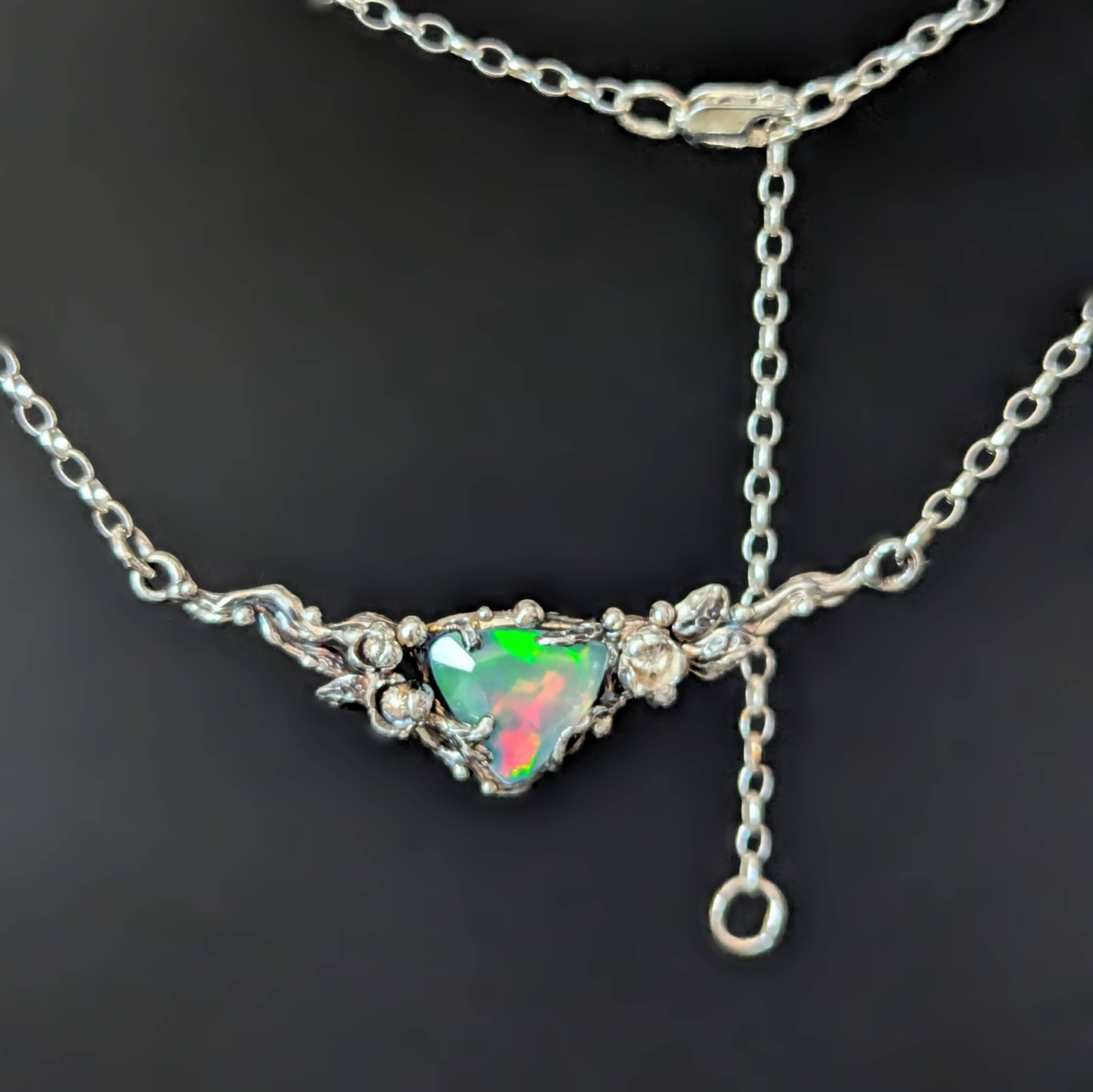 Smulkis sidabrinis vėrinys "Vaivorykštės žaismas"