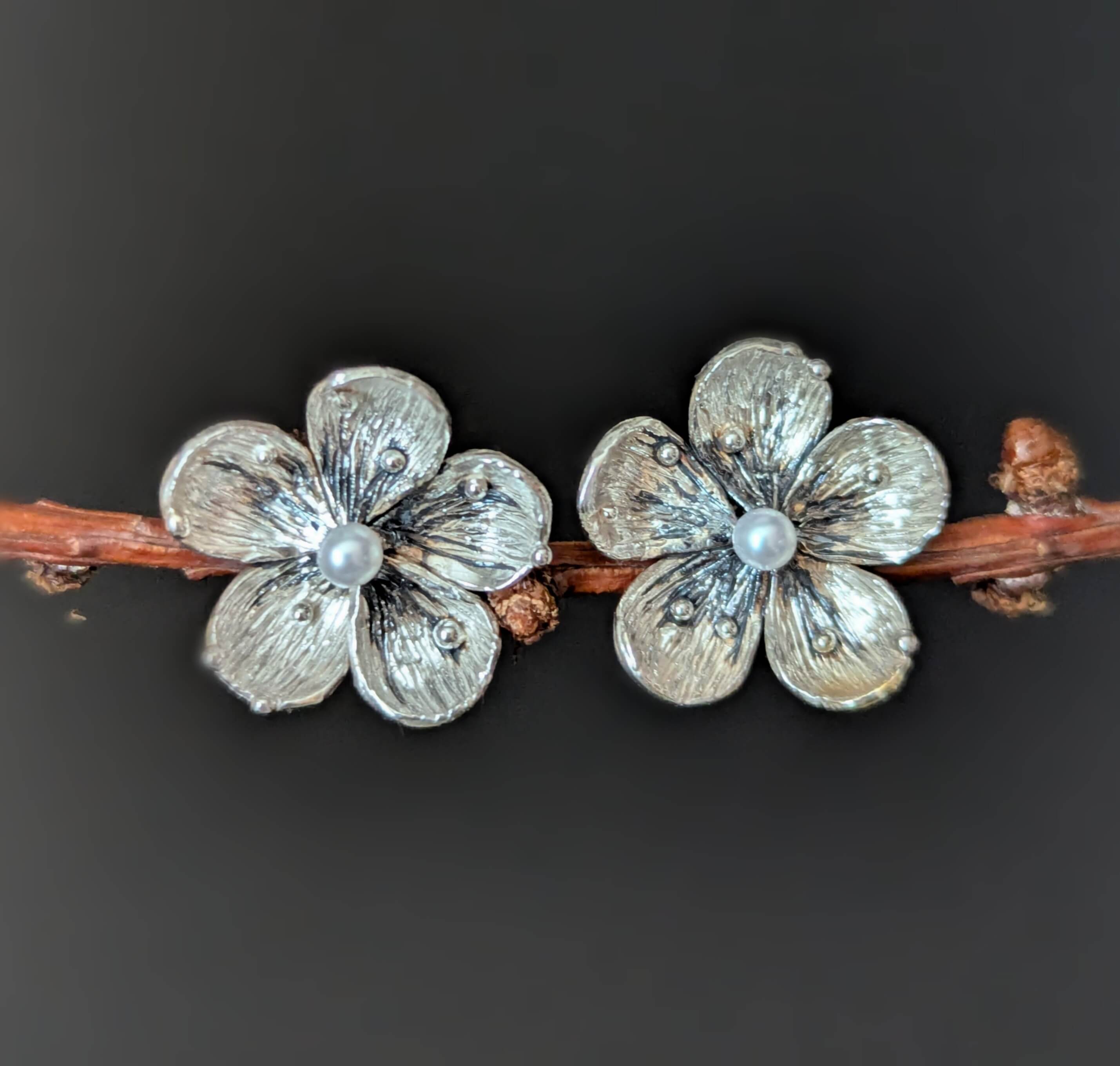 Sidabriniai auskarai "Baltos gėlės"