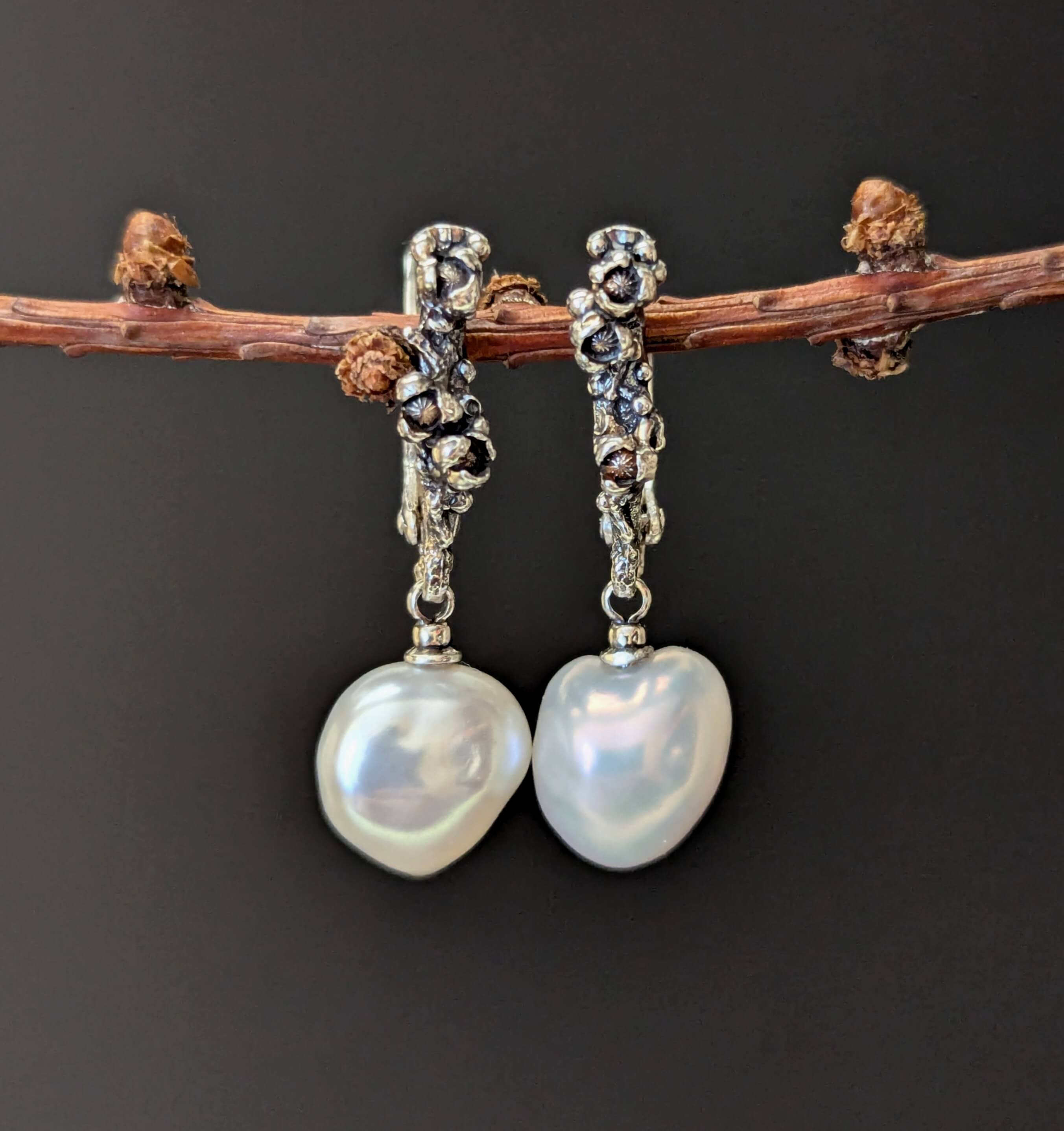 Neilgi kabantys auskarai su perlais "Gėlių širdys"