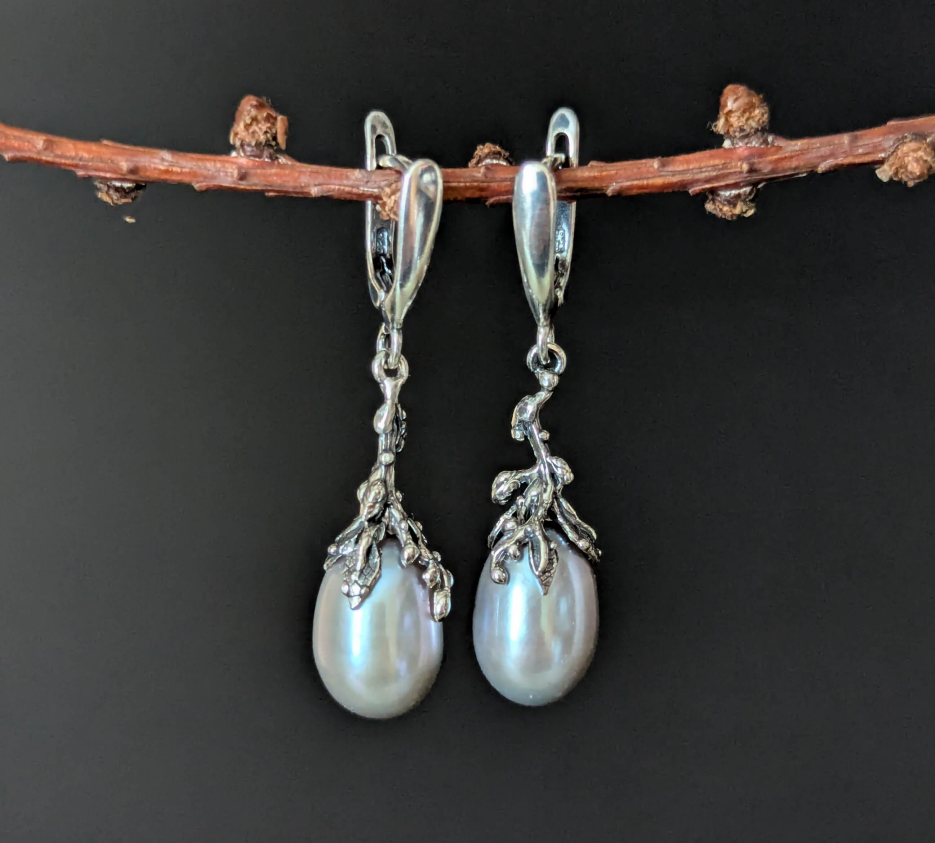 Sidabriniai auskarai su perlais "Pilkieji pumpurai"