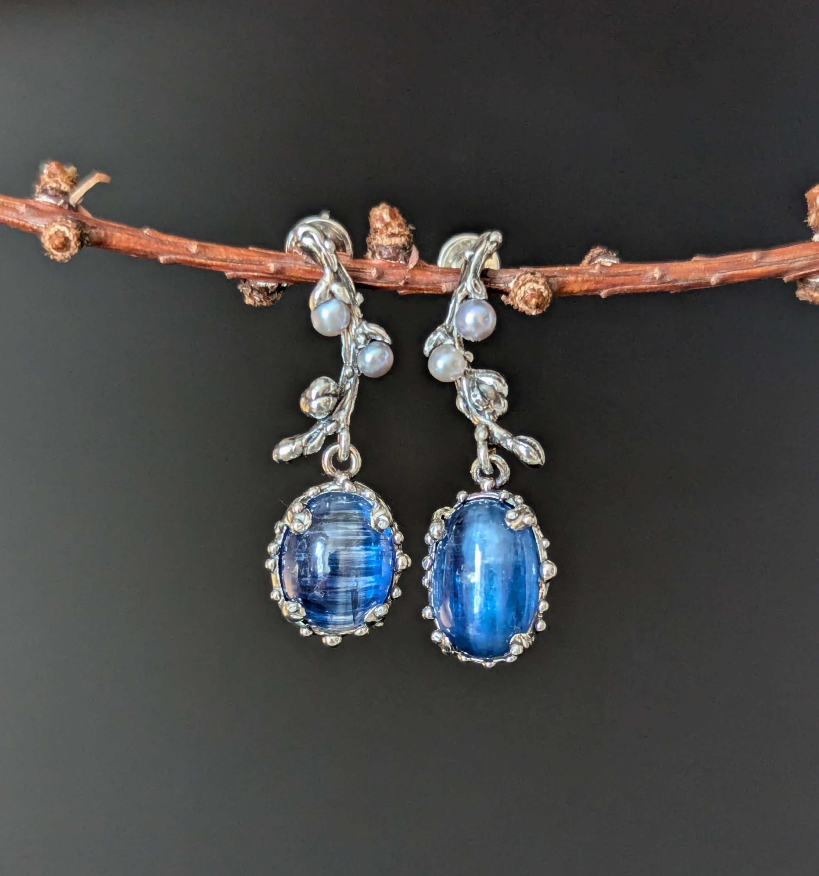 Sidabriniai auskarai su kianitais ir perlais "Kačiukų lašai"