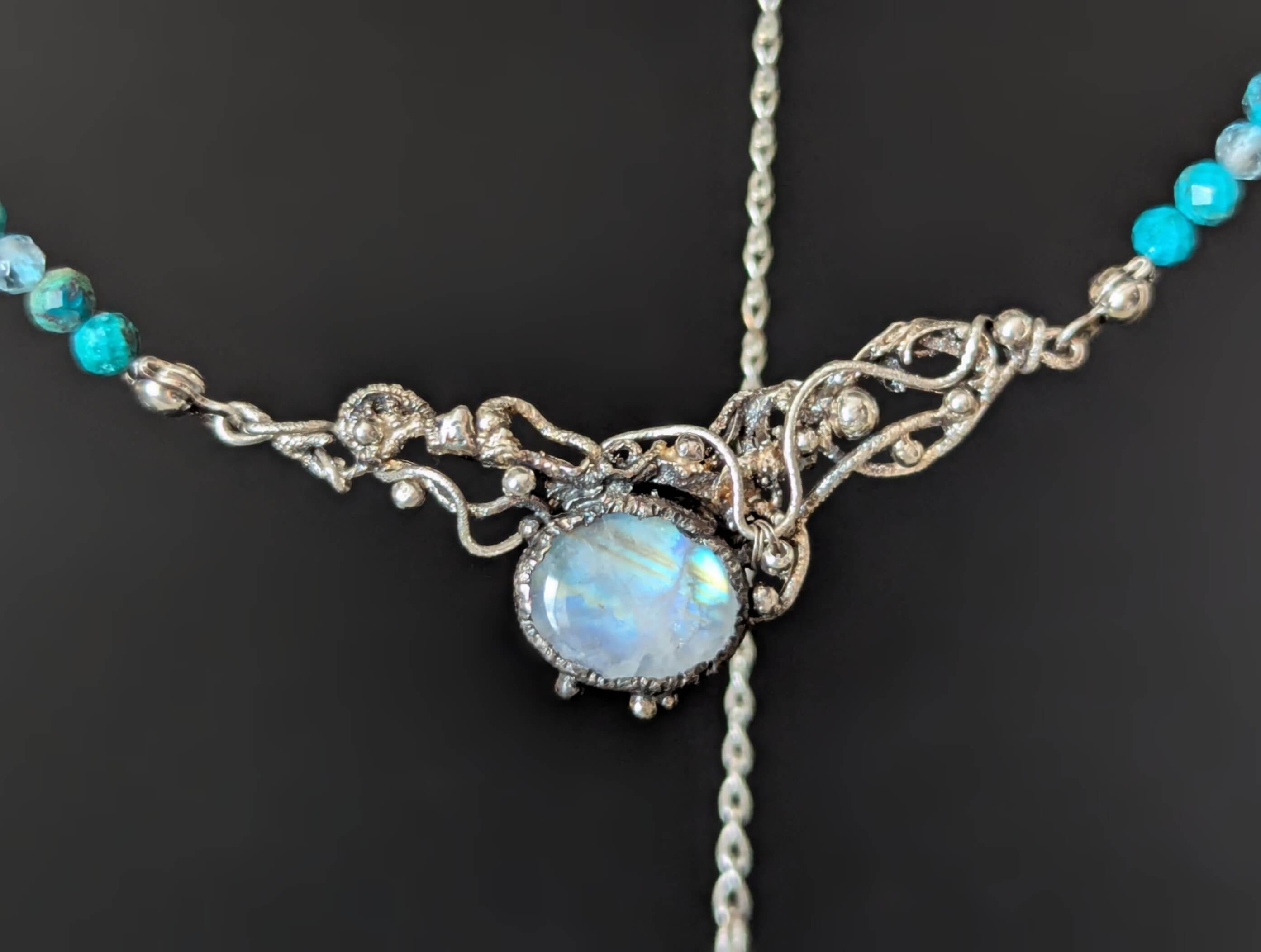 Smulkus vėrinys su mėnulio akmeniu "Pavasario tirpsmas"