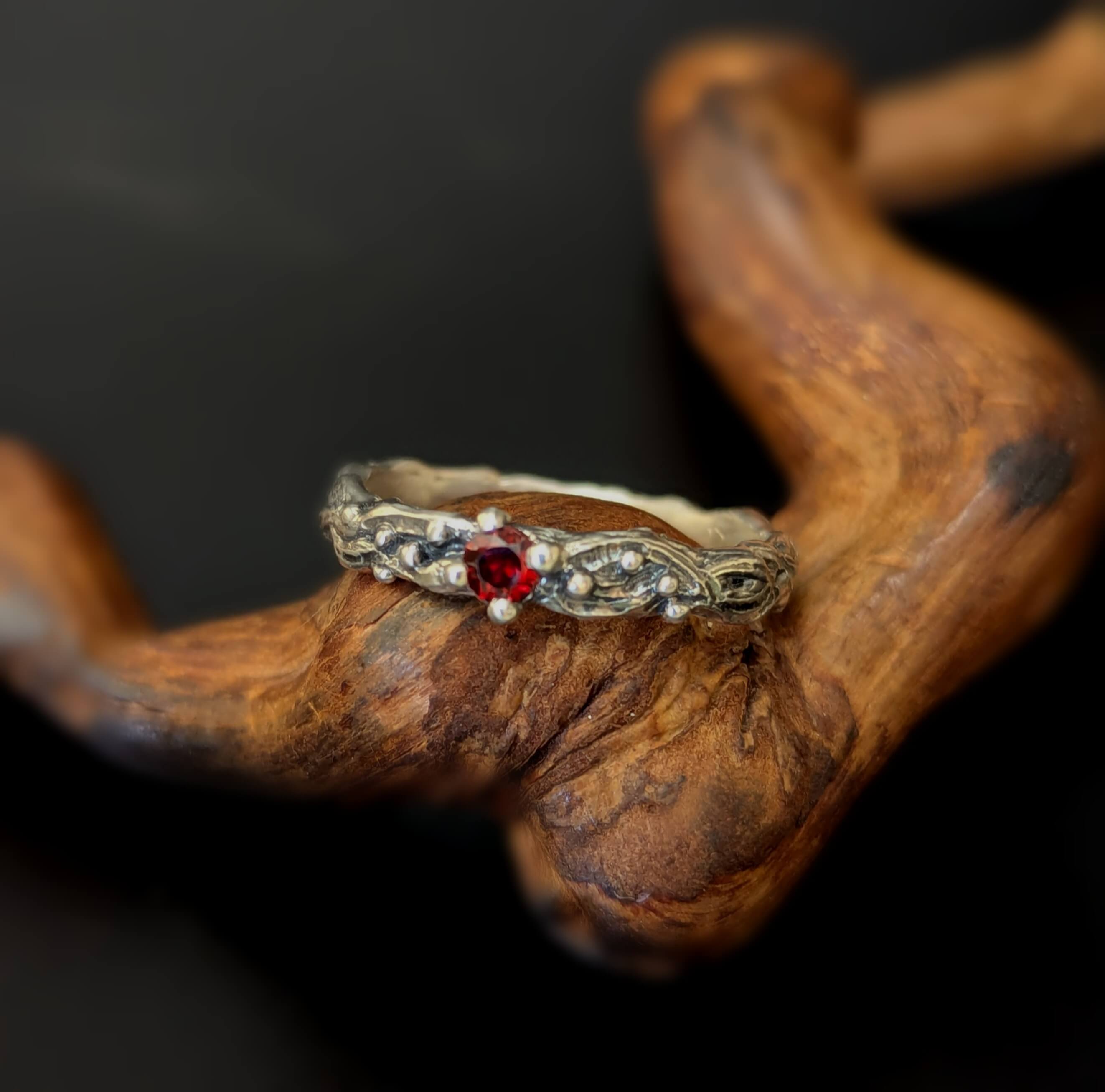 Žiedas su granatu "Tėkmė"