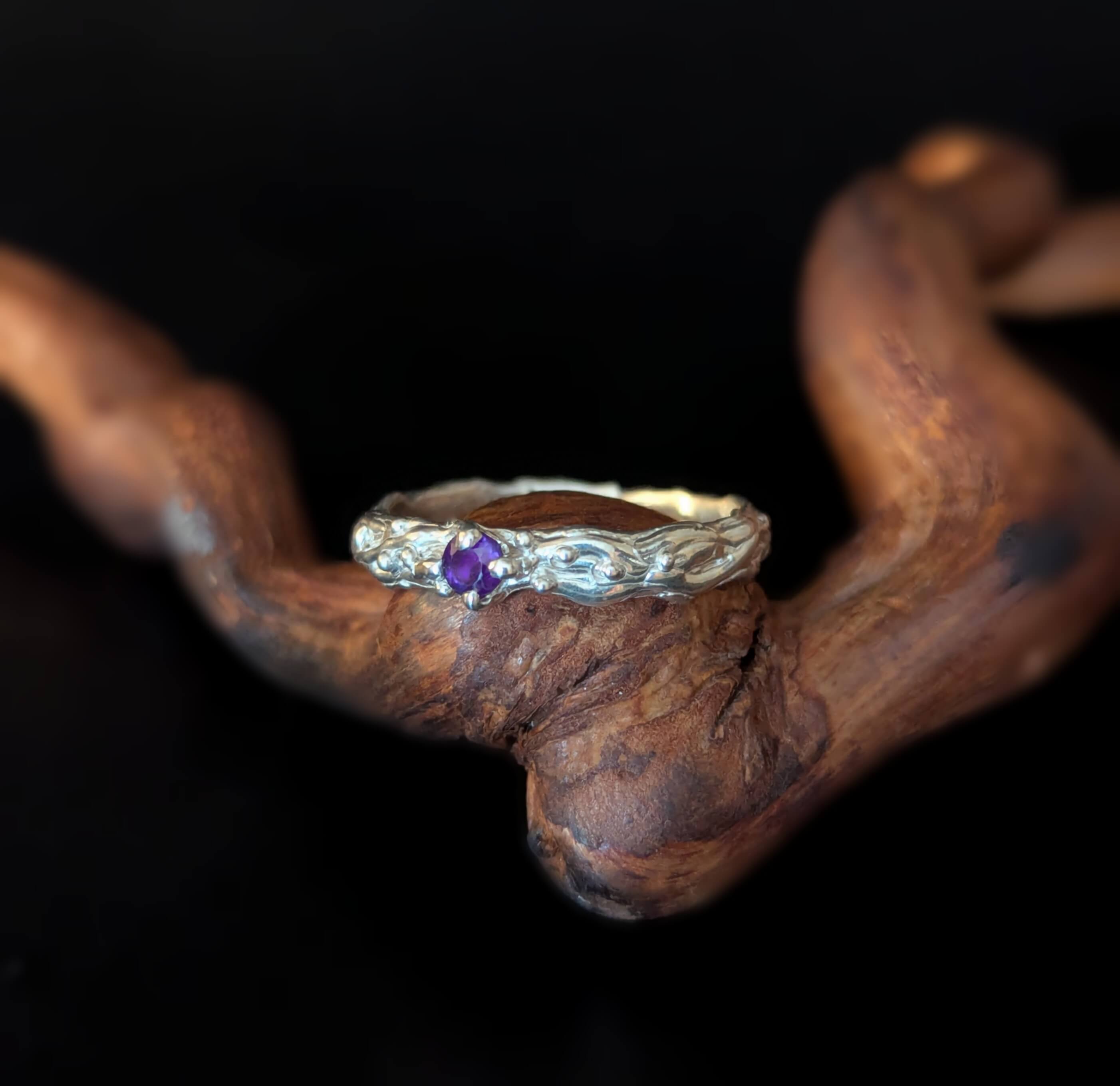 Žiedas su ametistu "Tėkmė"