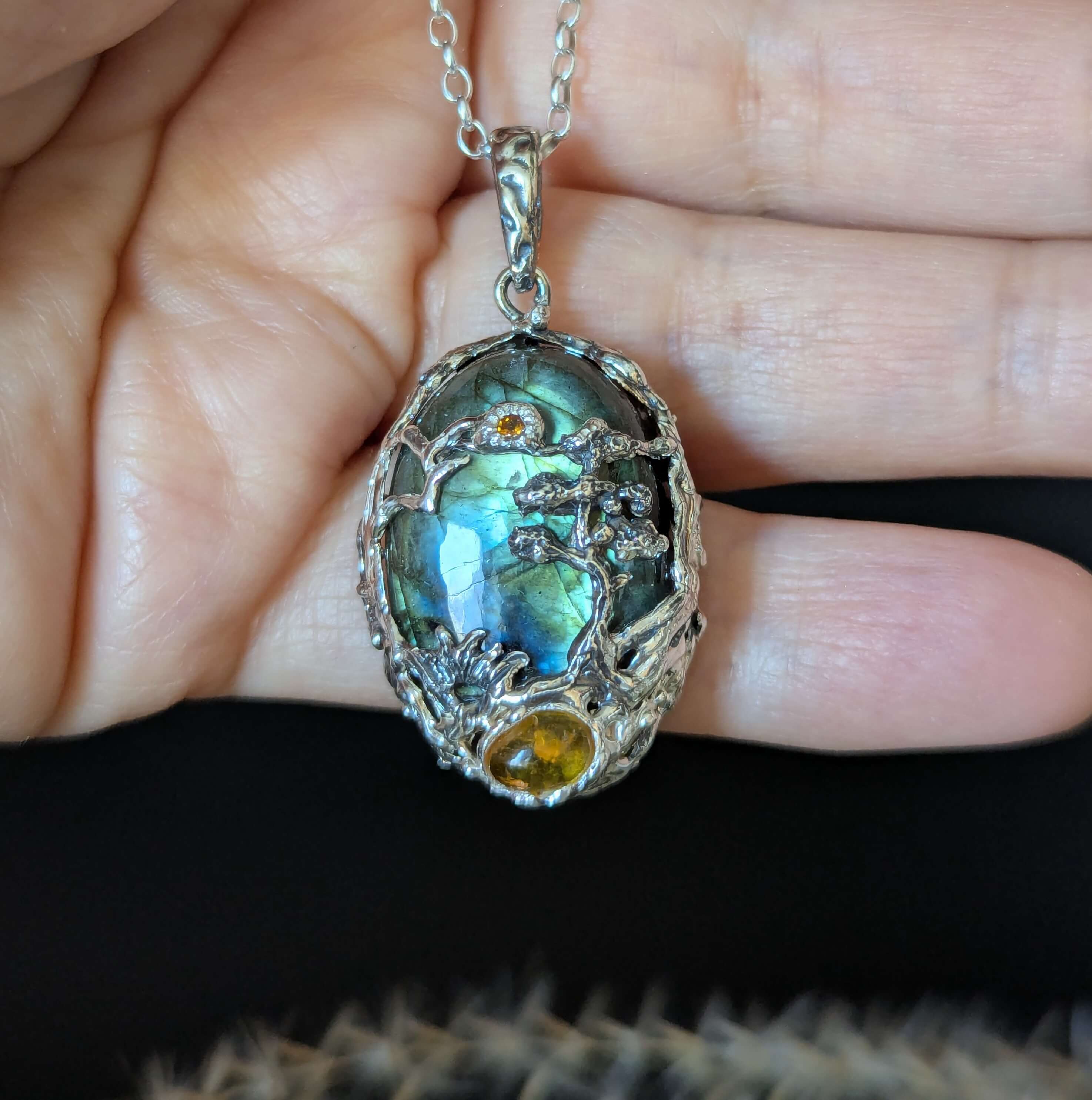 Vienetinis pakabukas su labradoritu "Baltija"