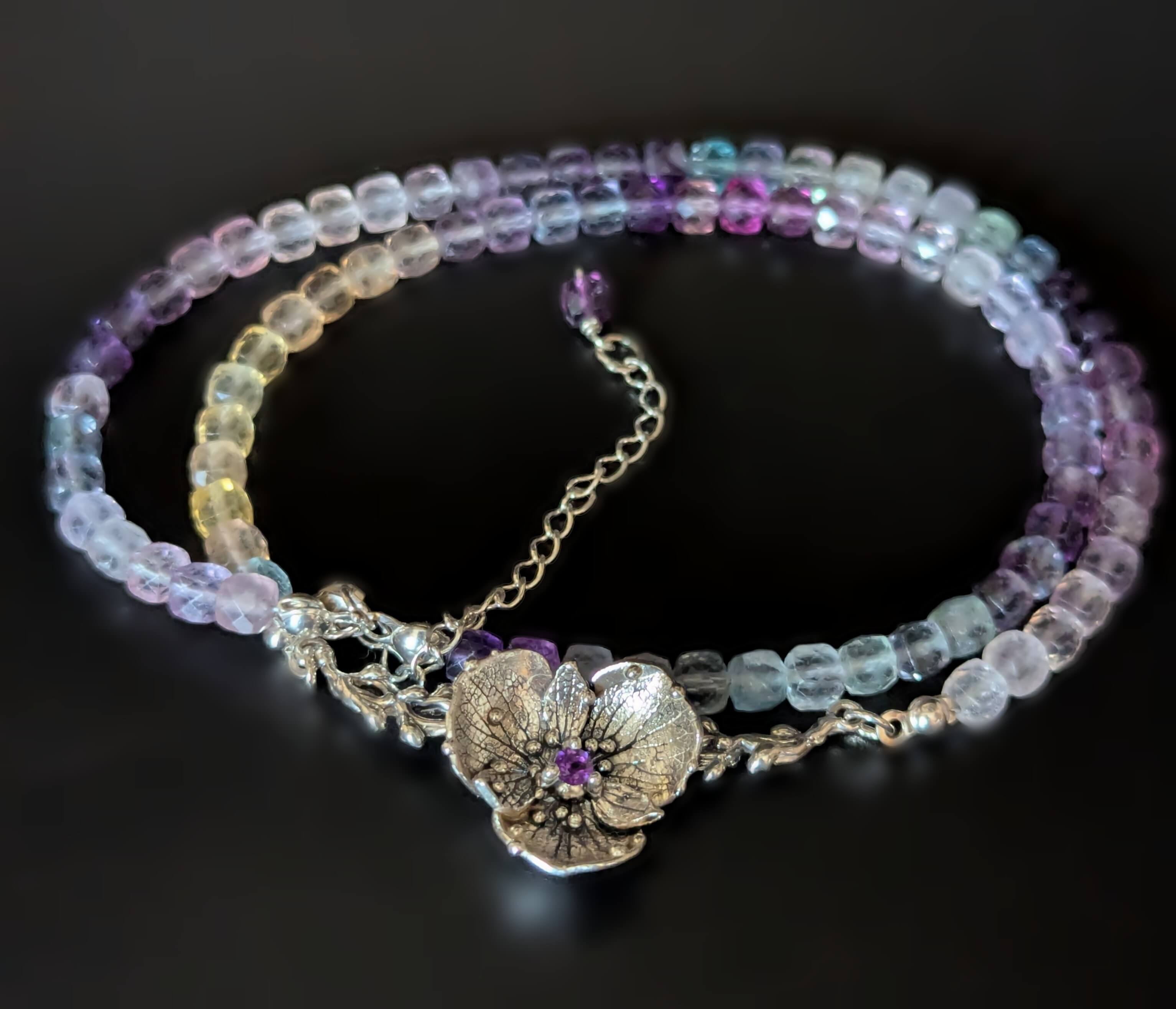 Fluoritų vėrinys "Pievų žiedai"