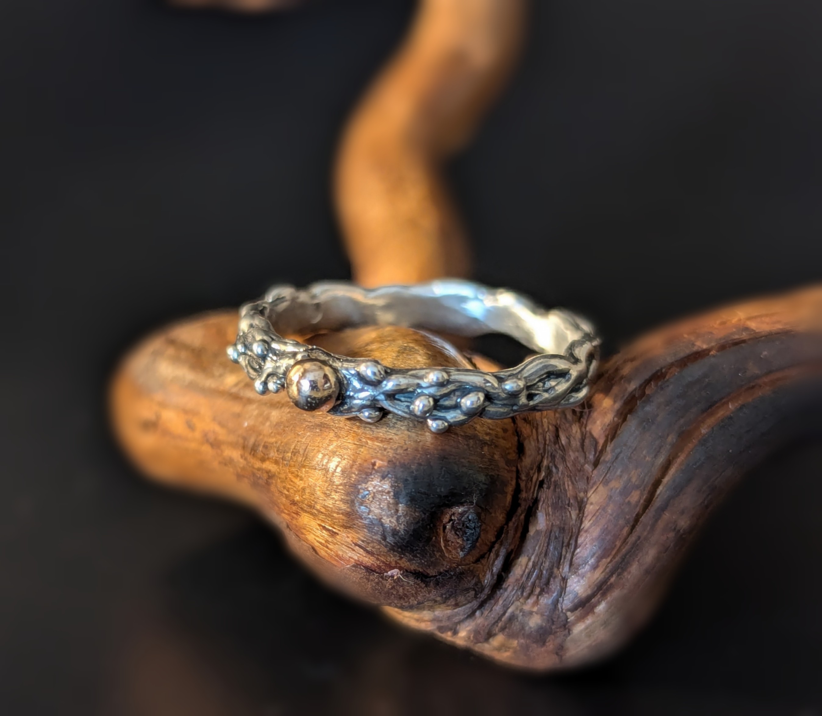 Žiedas su auksu "Tėkmė"