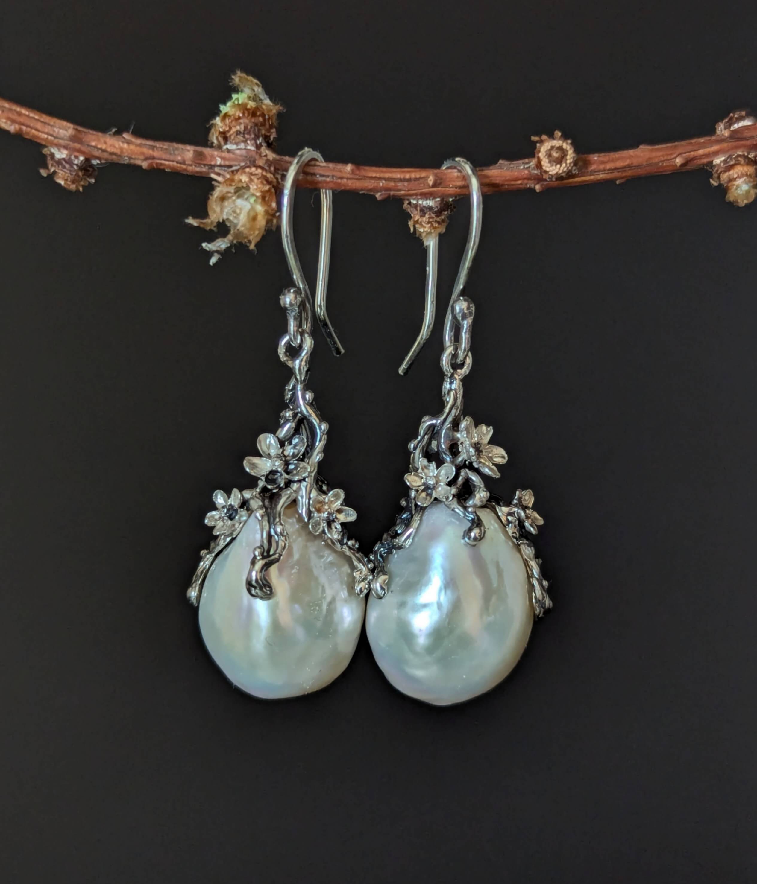 Auskarai su perlais "Pritvinkę lašai"