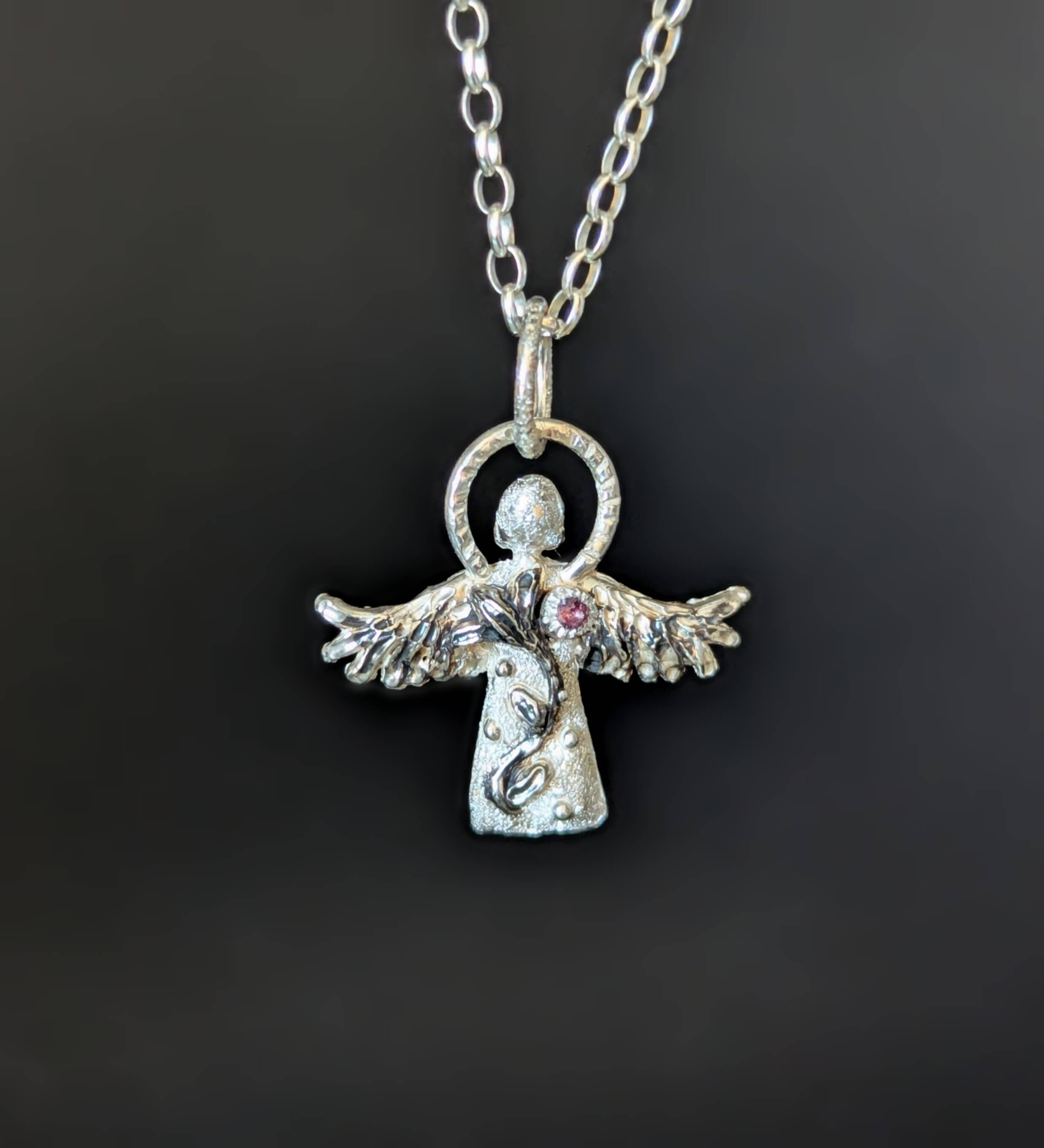Sidabrinis angelas su lelija