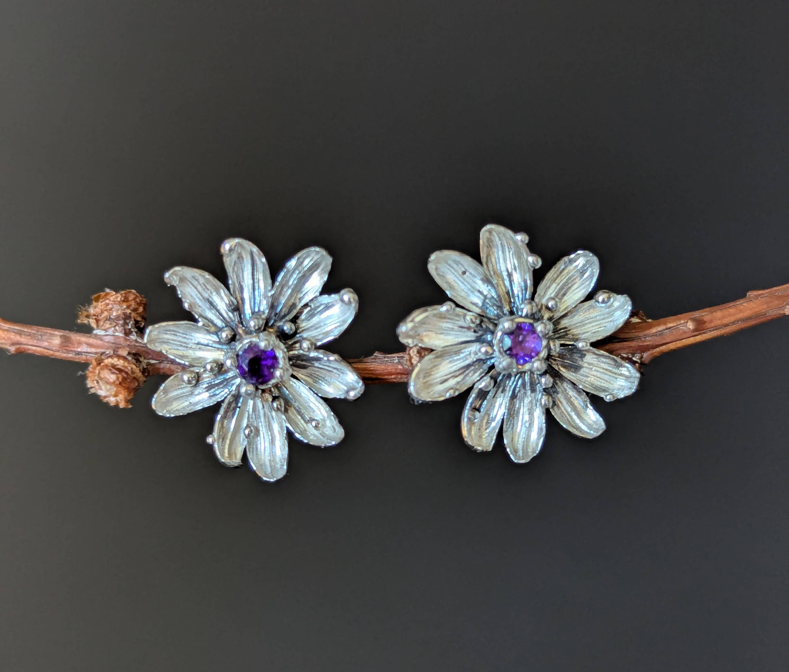 Sidabriniai auskarai prie ausies "Ametistų gėlės"